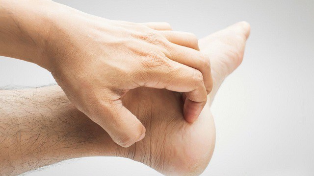 Почему зудят и чешутся ноги ниже колен