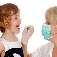 Осмотр миндалин у ребенка Осмотр миндалин у ребенка