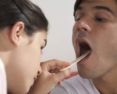 Осмотр миндалин у врача Осмотр миндалин у врача