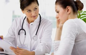 Врач составляет предписание по лечению Врач составляет предписание по лечению