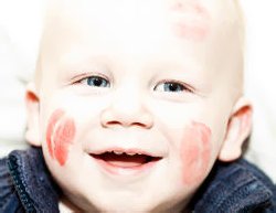 Много поцелуев у ребенка Много поцелуев у ребенка